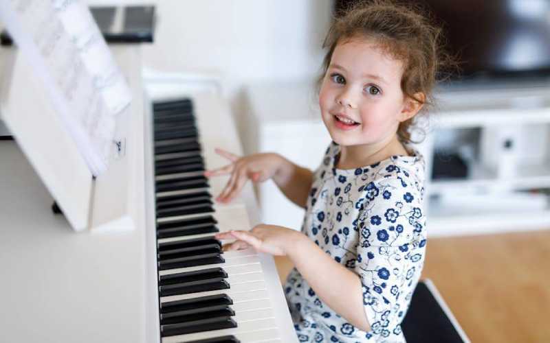 آموزش پیانو به کودکان: چگونه بهترین روش را انتخاب کنیم؟