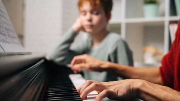 راهنمای کامل برای آموزش پیانو به کودکان: نکات اساسی و راه‌های موثر