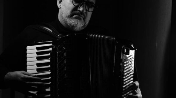 چگونه از آکاردئون خود مراقبت کنیم؟ | نکات مهم نگهداری و کوک آکاردئون – آکادمی نخشبی